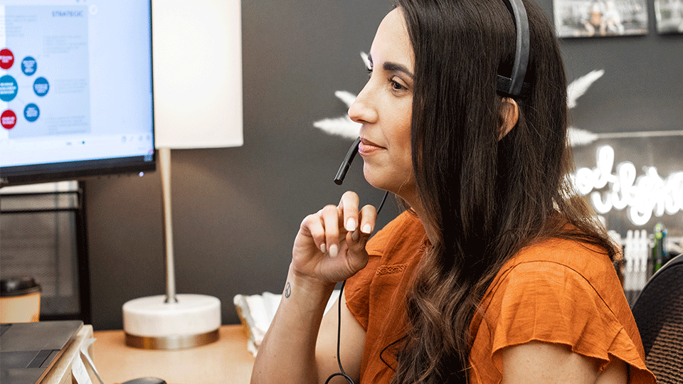 Salesperson-on-phone-with-customer